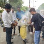 मऊ में एबीवीपी का ओम प्रकाश राजभर के खिलाफ प्रदर्शन, पुतला दहन के दौरान पुलिस से तीखी नोकझोंक
