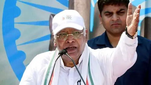 “देश पहले, दोस्ती बाद में” – मोदी-ट्रंप रिश्तों पर बरसे खरगे, बोले “देश के दुश्मन बन गए पीएम”