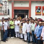 बस्ती में शिक्षकों ने टेट परीक्षा अनिवार्यता के विरोध में सांसद को सौंपा ज्ञापन, उठाई मांग