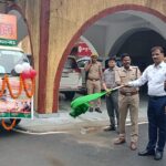 मऊ डीएम प्रवीण मिश्रा ने पराली प्रबंधन जागरूकता वाहनों को दिखाई हरी झंडी
