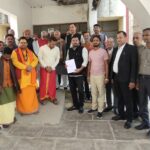 मऊ कलेक्ट्रेट में ब्राह्मण विकास परिषद का प्रदर्शन, आईएएस संतोष वर्मा पर कार्रवाई की मांग