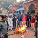 टेट अनिवार्यता को लेकर शिक्षको ने आदेश की प्रतियां जलाकर किया विरोध