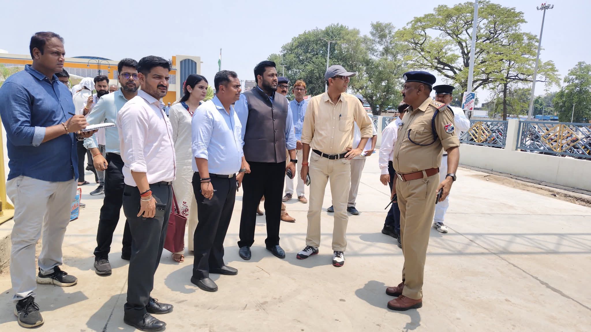 बलिया रेलवे स्टेशन के पुनर्विकास कार्यों का डीआरएम ने किया निरीक्षण, परियोजनाओं में तेजी लाने के दिए निर्देश