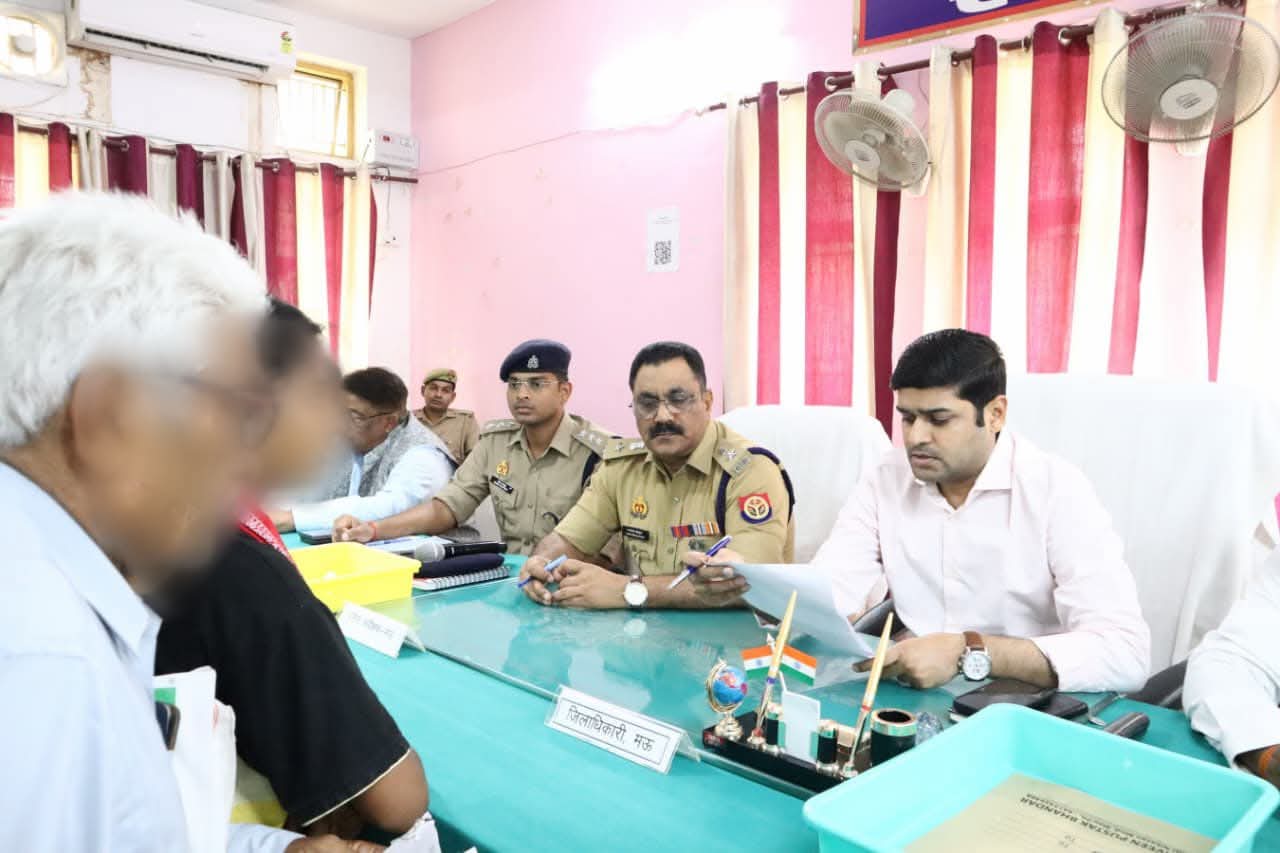 संपूर्ण समाधान दिवस में मऊ जिलाधिकारी और पुलिस अधीक्षक ने सुनीं 116 फरियादें, लापरवाही पर अधिकारियों को दी कड़ी कार्रवाई की चेतावनी