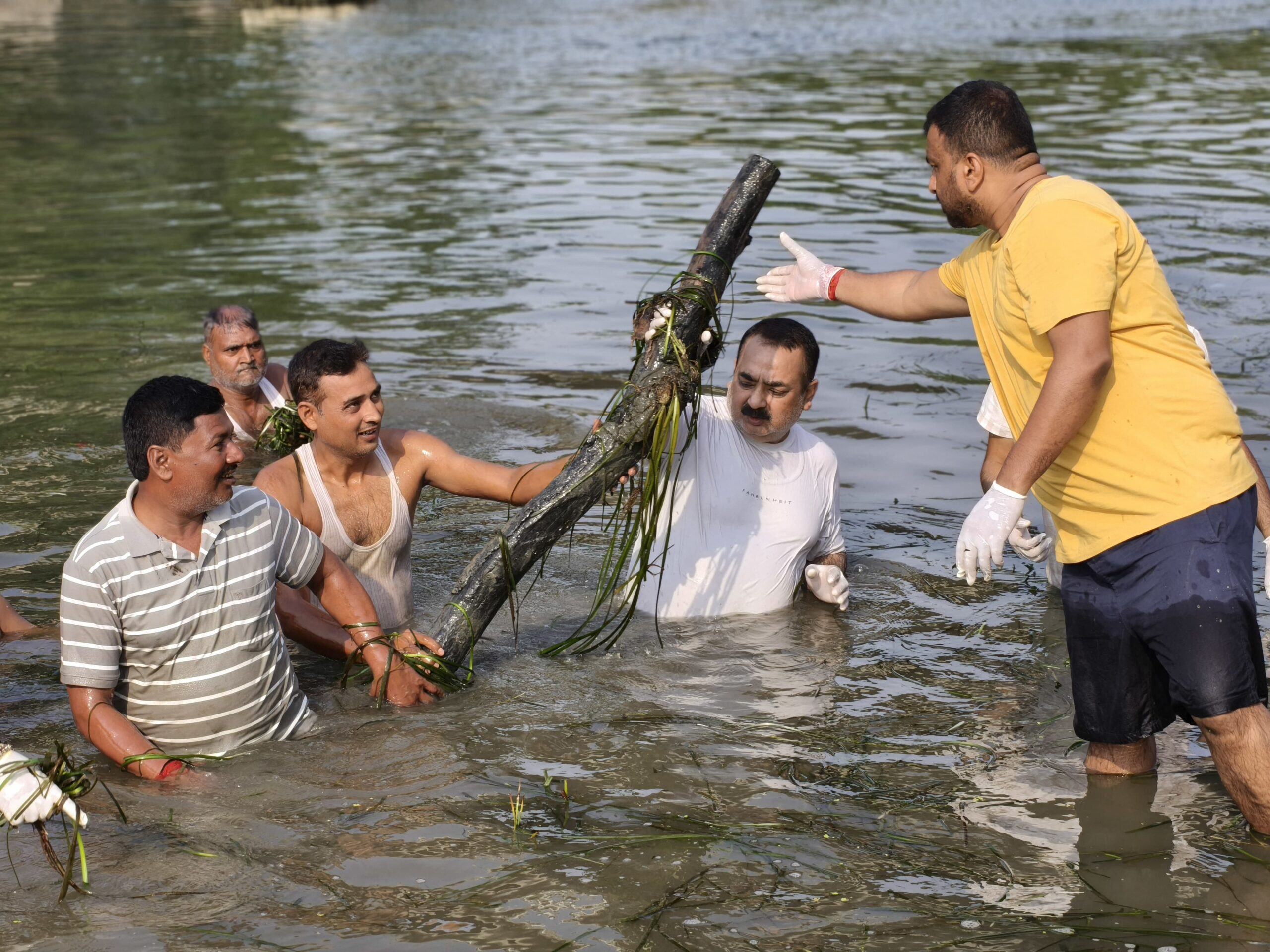 कुवानों नदी के महादेवा घाट पर जन सहयोग से चला स्वच्छता अभियान