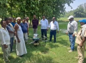 UP News: बजाज चीनी मिल रुधौली के अधिकारियों ने ड्रोन से कराया गन्ने की फसल पर छिड़काव
