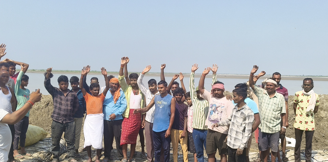 बहराइच में घाघरा कटानरोधी कार्य में अनियमितता का आरोप। जियो बैग में बालू की जगह मिट्टी भरने का दावा